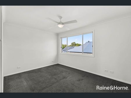 Modern and spacious 3-bedroom townhouse - Photo 5