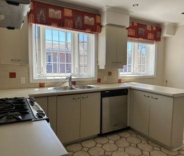 For Lease - 28 Collins Crescent, Aurora, Ontario - Photo 3