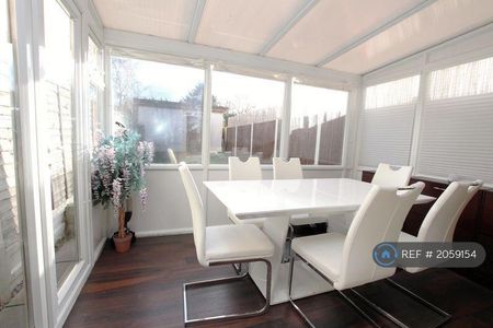 2 bedroom end of terrace house to rent - Photo 4