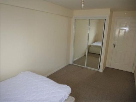 3 bedroom flat to rent - Photo 4