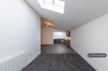 2 bedroom flat to rent - Photo 2