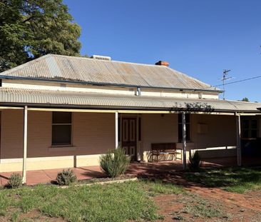 Charming Family Home in Sought-After Leamington! - Photo 4