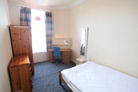 4 bedroom flat to rent - Photo 2