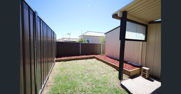 Fully renovated cottage plus lock up garage- available now - Photo 1