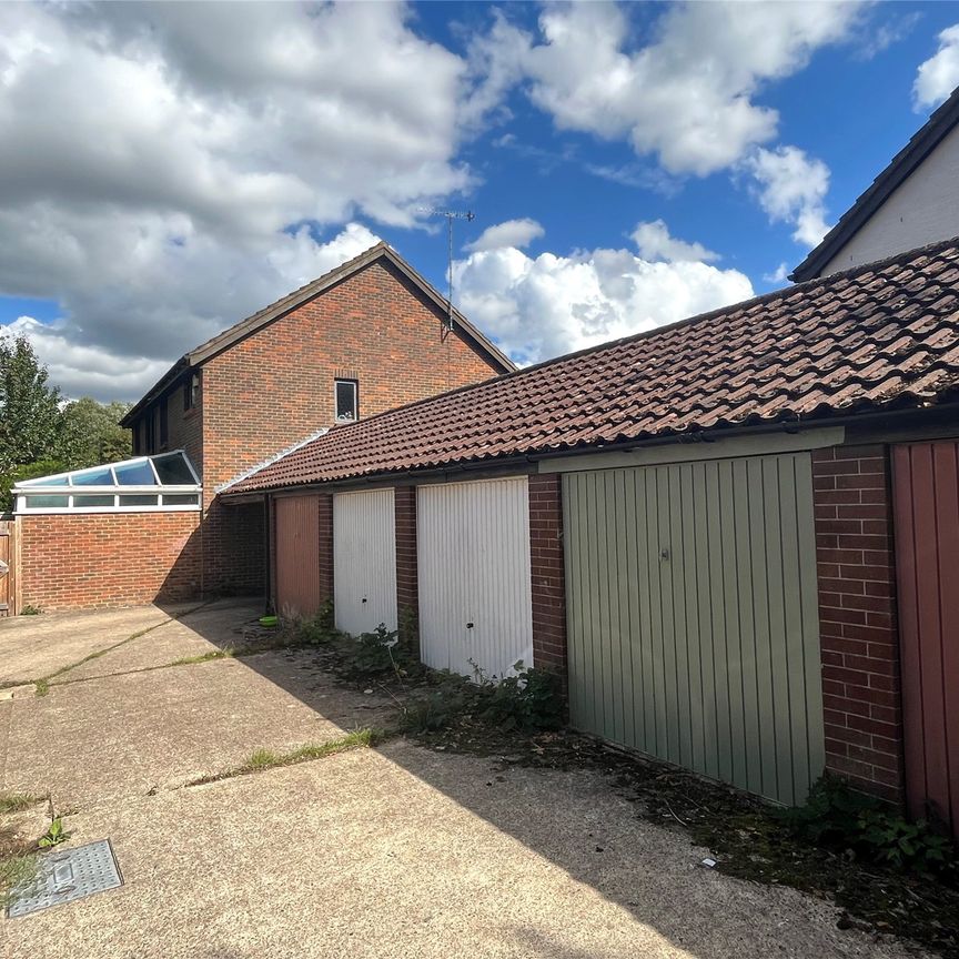 Firlands, Horley, RH6 - Photo 1