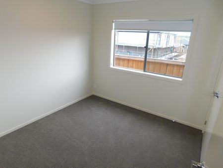 FOUR BEDROOM FAMILY HOME WITH LANDSCAPED GARDENS - Photo 4