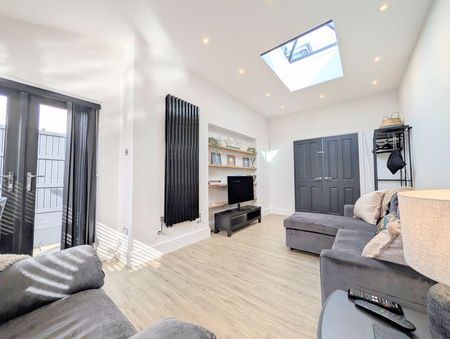 4 bedroom semi-detached house to rent - Photo 2