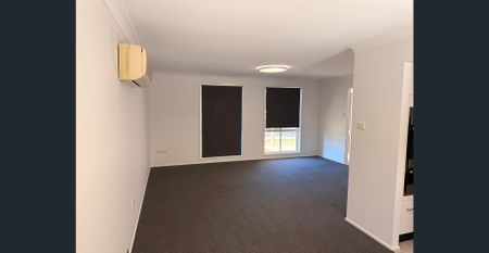 Light and Bright Freshly painted, new carpets, light fittings........ - Photo 3