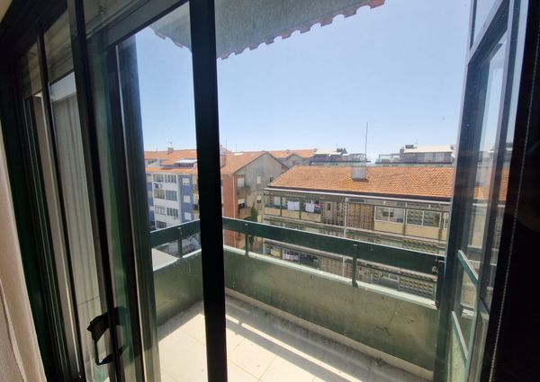 Apartamento T3 Renovado na Praia da Barra - 2ª Linha do Mar.