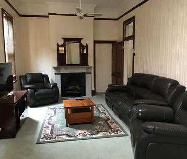 Fully Furnished Large family home in central location - Photo 1