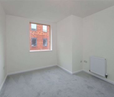 Super one bed flat ideal for a couple or a single professional - Photo 3