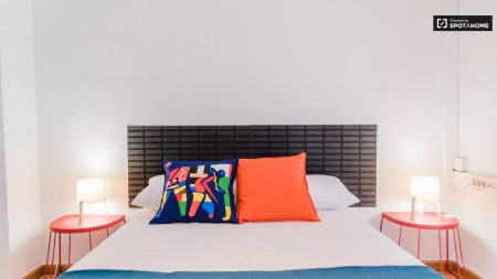 Room in a shared 7-bedroom apartment for rent in Sant Francesc, professionals only - Photo 2