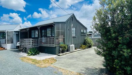 Cute Cottage Opposite the Beach - Photo 3