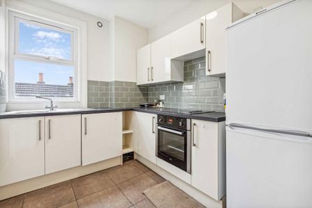 3 bedroom flat to rent - Photo 3