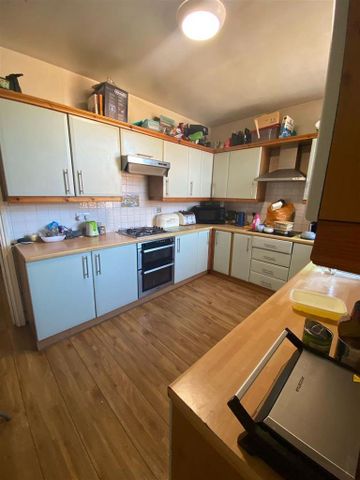 1 bedroom in a house share to rent - Photo 2