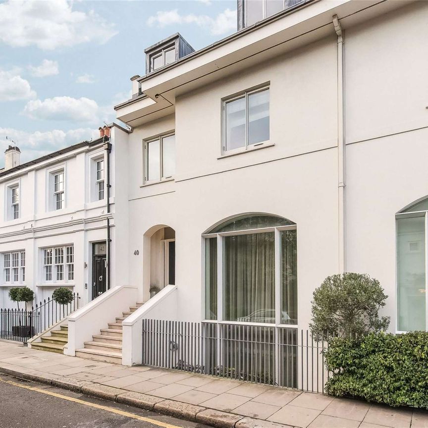 A bright and well proportioned five bedroom house ideally located for the amenities of South Kensington. - Photo 1