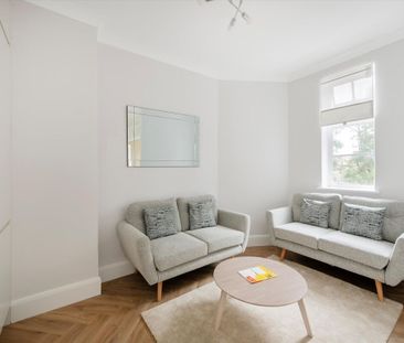 **SHORT LET** A bright and well-proportioned two-bedroom apartment ... - Photo 5