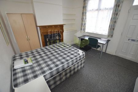 3 bedroom end of terrace house to rent - Photo 4