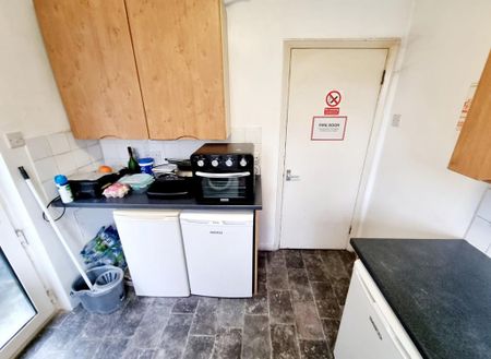 1 bedroom in a house share to rent - Photo 4
