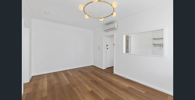 Welcome Home: Stylishly Renovated Top-Floor Apartment! - Photo 1