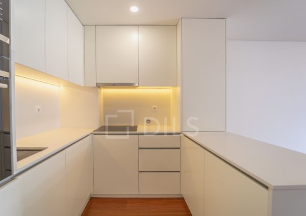 Apartamento T1 com varanda - Novo - Casa da Musica - Rotunda Boavista