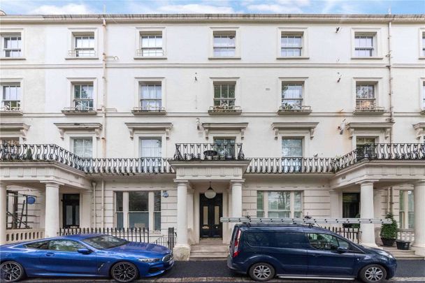 A beautifully presented three bedroom two bathroom duplex apartment with lift and access to superb communal gardens. - Photo 1