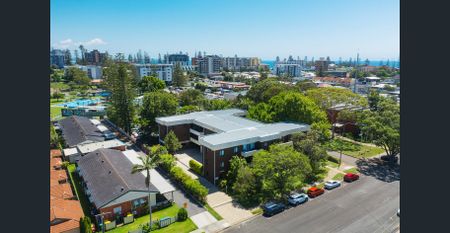 Charming 2 Bed, 1 Bath Apartment in the CBD! - Photo 2