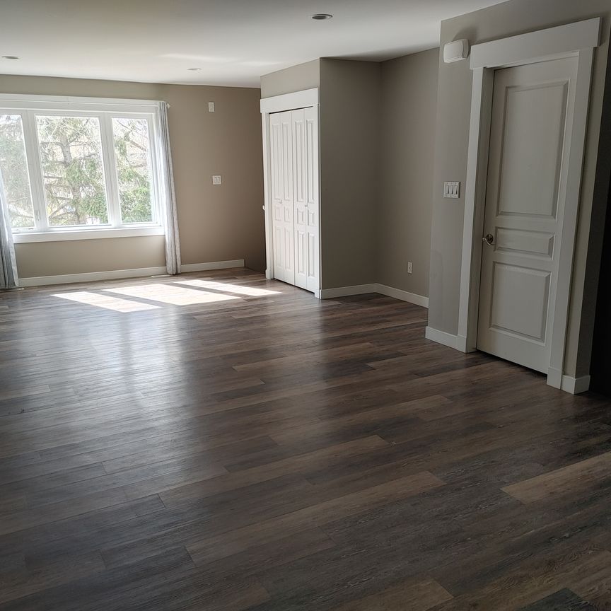 861 QUEEN 3 BEDROOM SUITE - Photo 1