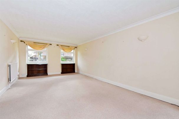 A beautifully positioned and spacious two double bedroom apartment in a modern development opposite the River Thames. - Photo 1