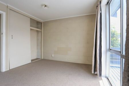 Central City – 2 Bedroom unit, Suit Couple, Single carport - Photo 5