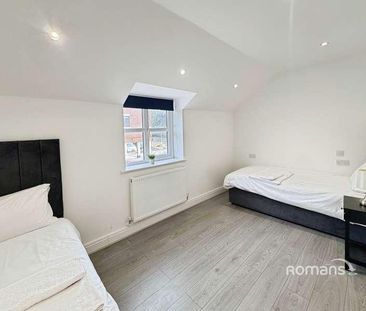 Crescent Drive, Aldershot, Hampshire, GU12 - Photo 3