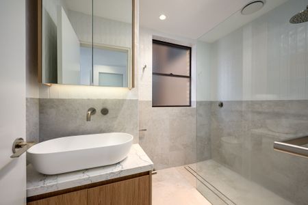 Contemporary & Elegant Coastal Apartment - Photo 5