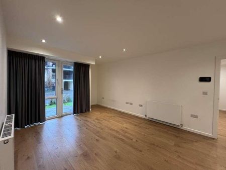 Addlestone, KT15 - Photo 2