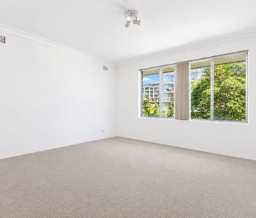 Spacious North-Facing Apartment with an Extra Large Lock-Up Garage - Photo 1