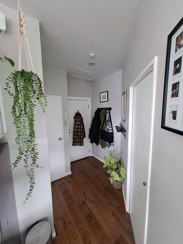 Warm, bright 2 bed city apartment with views - Photo 3