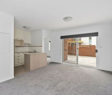 Spacious Living - Photo 5