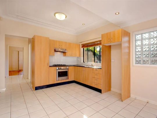 Modern 2-Bedroom Freestanding Home – Central & Convenient Location - Photo 1