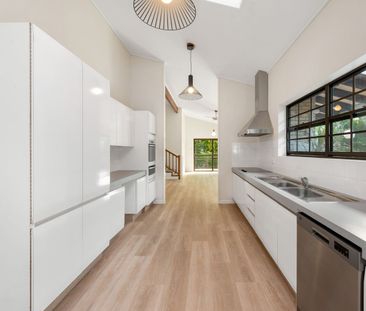 Large comfortable family home in prestigious Indooroopilly - Photo 6