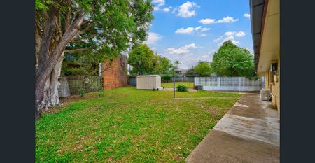 Low Set Brick Home in Arana Hills - Ideal Location! - Photo 4