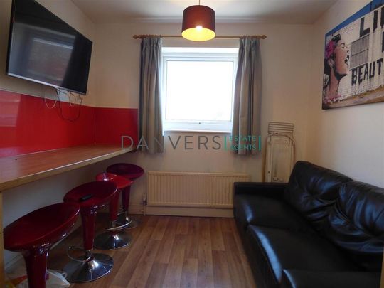 4 bedroom property to rent - Photo 1