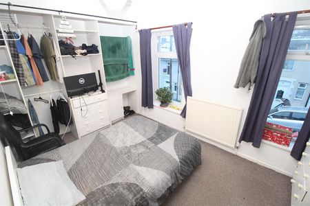 House - Terraced For Rent Birchwood Avenue, Pontypridd - Photo 3