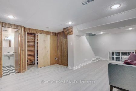 Detached Home For Lease | W9253113 - Photo 2