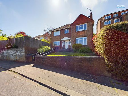 Spacious five bedroom detached house located in a popular residential area of Hove, offered to let un-furnished. Available 1st July 2024. - Photo 3