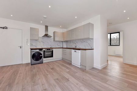 A modern second floor apartment located in the centre of High Wycombe. - Photo 4