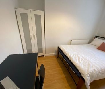 4 bed Apartment for Rent - Photo 4