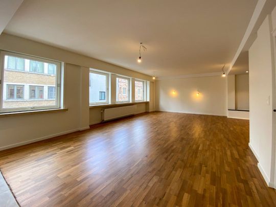 Volledig gerenoveerd appartement (140m²) met 2 slaapkamers en terras. - Photo 1