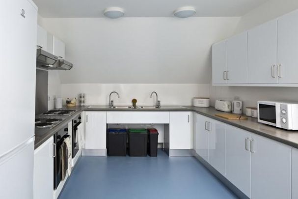1 bedroom in a flat share to rent - Photo 1
