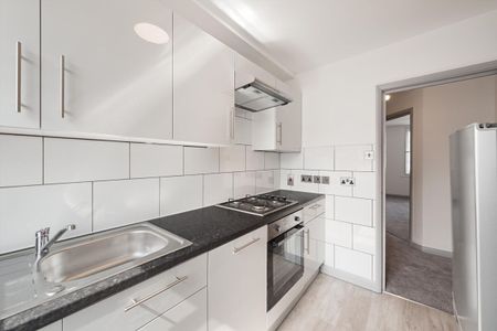 Bright and well-proportioned studio apartment with a separate kitchen, ideally positioned on a quiet Kensington street moments from High Street Kensington. - Photo 5