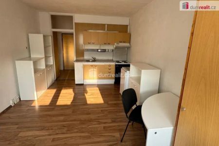 Udržovaná slunná garsonka s výhledem na Rolavu v Karlových Varech - Photo 5