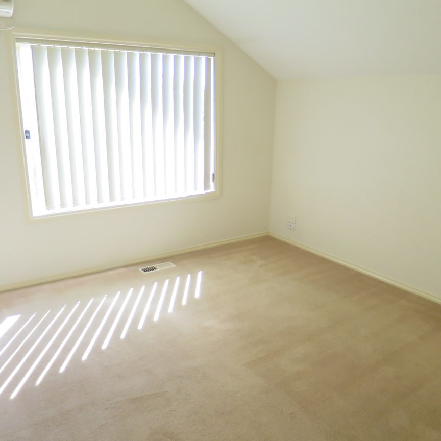 1/17 Golf Links Avenue, Oakleigh VIC 3166 - House For Rent | Domain - Photo 1